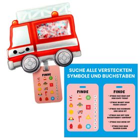 Sensorik-Spielzeug in Form eines roten Feuerwehrautos mit transparentem Fenster, gefüllt mit kleinen Perlen und versteckten Symbolen. Am unteren Rand hängt eine Suchkarte mit verschiedenen Feuerwehr-Motiven und Buchstaben.