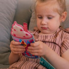Milchshake Sensorik-Spielzeug mit Perlenfüllung und Suchkarte. Kinder können versteckte Symbole und Buchstaben im Inneren durch Verschieben der Perlen entdecken.