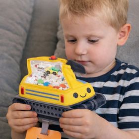 Gelbes Bagger Sensorik-Spielzeug mit Perlenfüllung und Suchkarte. Kinder können versteckte Baustellen-Symbole und Buchstaben im Inneren find