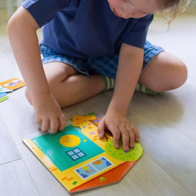 Suchen, Öffnen und Finden Montessori Gedächtnis- und Lernspiel für Kinder Spielwaren Spielzeug Geschenkidee Lernspielzeug für Kinder pädagogisches Spielzeug Kindergarten Suchspiel für Kinder Kind spielt mit dem Montessori Lernspiel und öffnet mit dem Schlüssel eine Tür, um versteckte Bilder zu entdecken und das Gedächtnis zu trainieren.