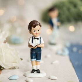 Kommunion Tortenfigur Junge mit Bibel in Weiß und Blau – detailreiche Dekoration für Kommunionskuchen oder Tischdeko zur Erstkommunion.