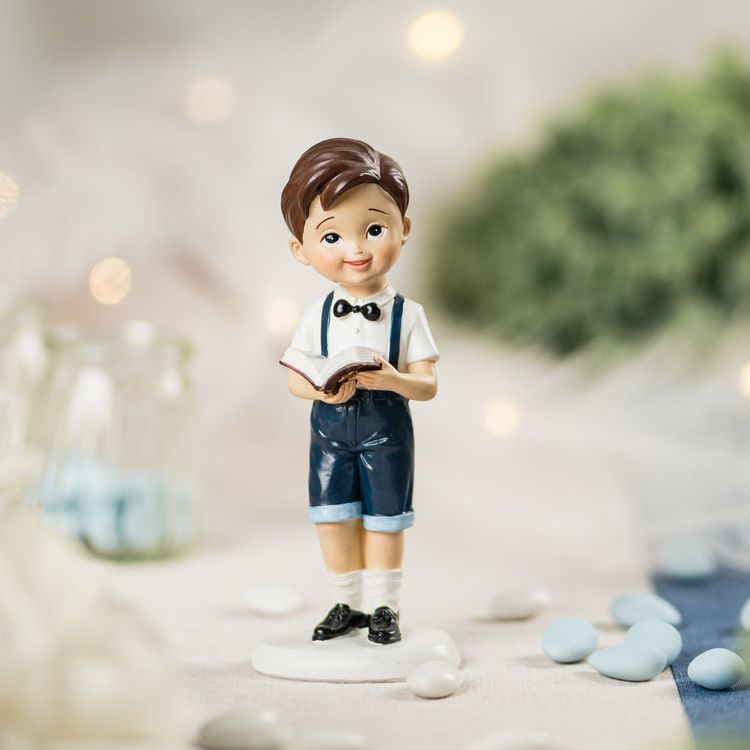 Kommunion Tortenfigur Junge mit Bibel in Weiß und Blau – detailreiche Dekoration für Kommunionskuchen oder Tischdeko zur Erstkommunion.