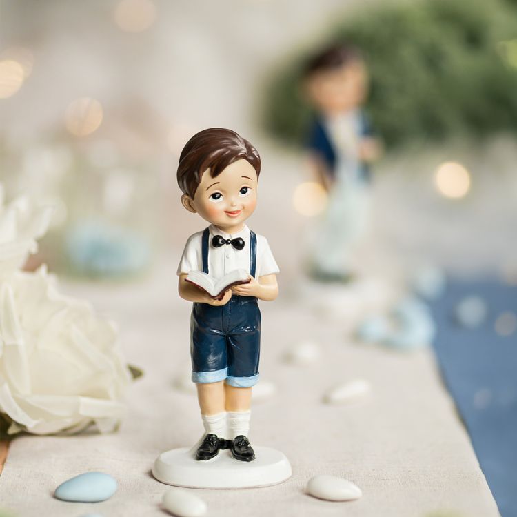 Kommunion Tortenfigur Junge mit Bibel in Weiß und Blau – detailreiche Dekoration für Kommunionskuchen oder Tischdeko zur Erstkommunion.