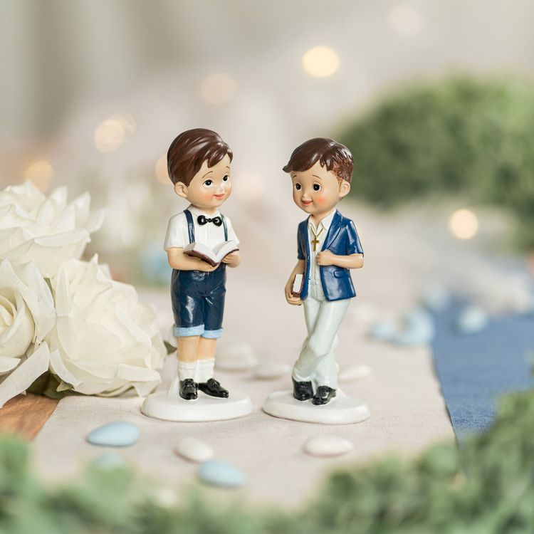 Kommunion Tortenfigur Junge mit Bibel in Weiß und Blau – detailreiche Dekoration für Kommunionskuchen oder Tischdeko zur Erstkommunion.