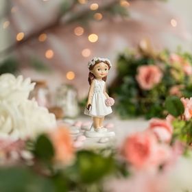 Dekofigur Mädchen zur Erstkommunion mit Blumenkranz, weißem Kleid, Bibel und rosa Blumenstrauß aus Kunstharz auf weißem Hintergrund.