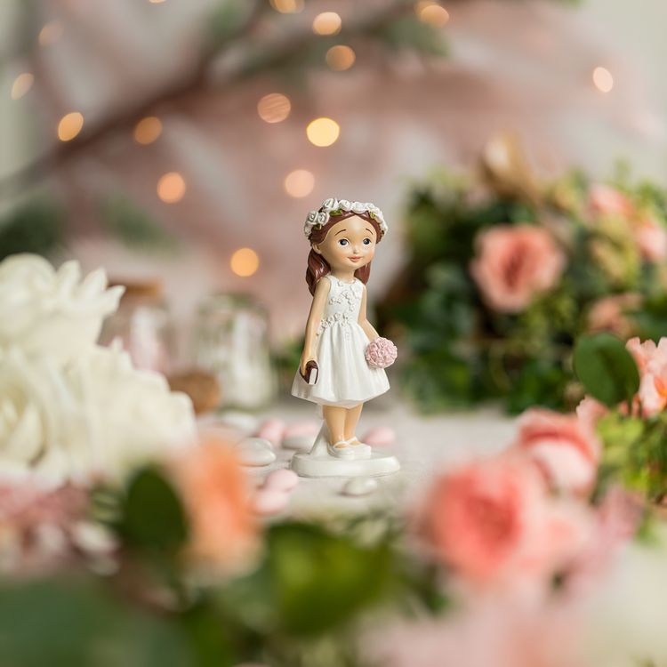 Dekofigur Mädchen zur Erstkommunion mit Blumenkranz, weißem Kleid, Bibel und rosa Blumenstrauß aus Kunstharz auf weißem Hintergrund.