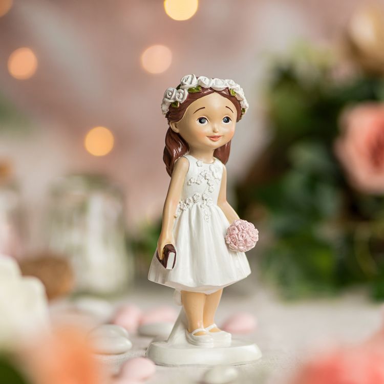 Dekofigur Mädchen zur Erstkommunion mit Blumenkranz, weißem Kleid, Bibel und rosa Blumenstrauß aus Kunstharz auf weißem Hintergrund.