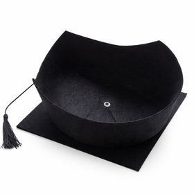 Doktorhut Absolventenhut Schwarz mit Quaste für Erwachsene vor weißem Hintergrund.
