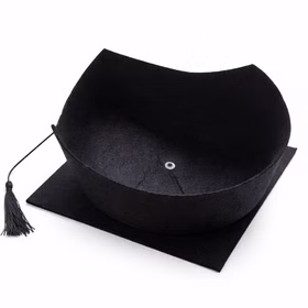 Doktorhut Absolventenhut Schwarz mit Quaste Party Zubehör für Bachelor & Uniabschluss Kostüm-Zubehör Fasching Karneval Mottoparty Party-Gag Innenansicht des schwarzen Absolventenhutes mit silbernem Druckknopf mit Quaste auf weißem Hintergrund, Detail der Form.