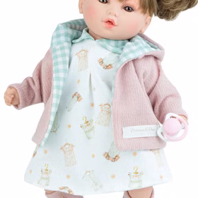 Detailaufnahme des Outfits der Puppe Lotti mit gemustertem Kleid, rosa Strickjacke und Schnuller.