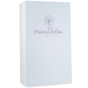 Realistische Spielpuppe Lotti 40 cm mit Soft-Body, braunen Haaren in zwei Zöpfen, Schleifen, Kleid und rosa Strickjacke, inklusive Schnuller.