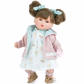Detailansicht der Puppe Lotti mit langen braunen Haaren, Zöpfen und Schleifen, bekleidet mit Kleid und Strickjacke, mit Schnuller in der Hand.