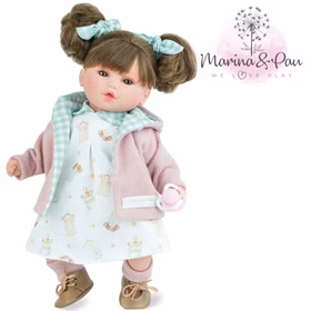 Spielpuppe Lotti 40 cm mit Soft-Body, braunen Haaren in zwei Zöpfen, Schleifen, Kleid und rosa Strickjacke inklusive Schnuller mit Markenlogo Marina & Pau aus Spanien.