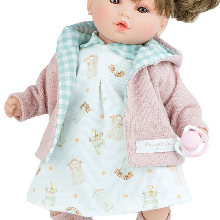 Realistische Spielpuppe Lotti 40 cm mit Soft-Body, braunen Haaren in zwei Zöpfen, Schleifen, Kleid und rosa Strickjacke, inklusive Schnuller.