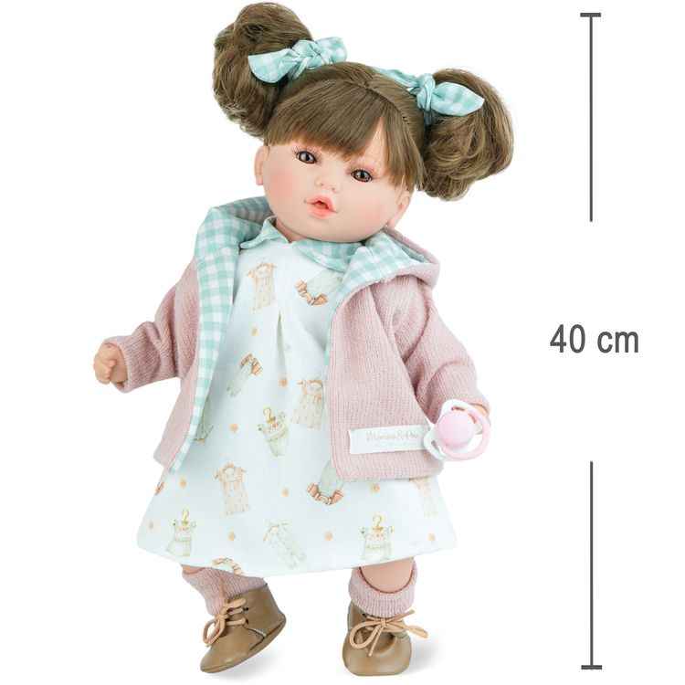 Realistische Spielpuppe Lotti 40 cm mit Soft-Body, braunen Haaren in zwei Zöpfen, Schleifen, Kleid und rosa Strickjacke, inklusive Schnuller.