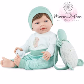 Puppe Mila 42 cm beweglich mit Softbody, Schnuller & Schildkröten-Rucksack Spielpuppe Spielzeug Spielwaren für Kinder Geschenkidee Puppe Mila 42 cm im grünen Outfit mit Mütze, Schnuller und Schildkröten-Rucksack, sitzend dargestellt mit Marina & Pau Markenlogo.