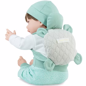 Puppe Mila 42 cm beweglich mit Softbody, Schnuller & Schildkröten-Rucksack Spielpuppe Spielzeug Spielwaren für Kinder Geschenkidee Rückansicht der Puppe Mila mit Schildkröten-Rucksack, zeigt Tragegurte und Detailstruktur.