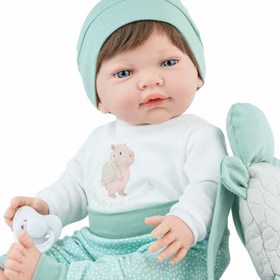 Puppe Mila 42 cm beweglich mit Softbody, Schnuller & Schildkröten-Rucksack Spielpuppe Spielzeug Spielwaren für Kinder Geschenkidee Detailansicht Puppe Mila Gesicht und Bekleidung mit niedlichem Capybara auf dem Oberteil sitzend seitlich von Vorne.