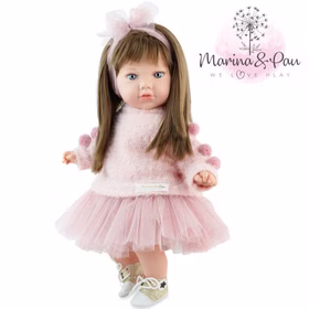 Puppe Vicky 45 cm mit langen braunen Haaren im rosa Kleid mit Tüllrock und Schleife, liebevoll gestaltet für Kinder mit Markenlogo Marina & Pau.