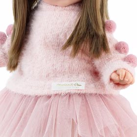 Detailaufnahme der Puppe Vicky mit rosa Pullover und Tüllrock, hochwertige Kinderpuppe mit Softbody.