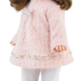 Puppe Stella 42 cm mit Softbody, langen Haaren und Schlafaugen für Kinder Spielpuppe Spielzeug Spielwaren für Kinder Geschenkidee Detailaufnahme des rosa Strickkleides mit Schleife und feinen Verzierungen – hochwertiges Puppenzubehör für Kinder.
