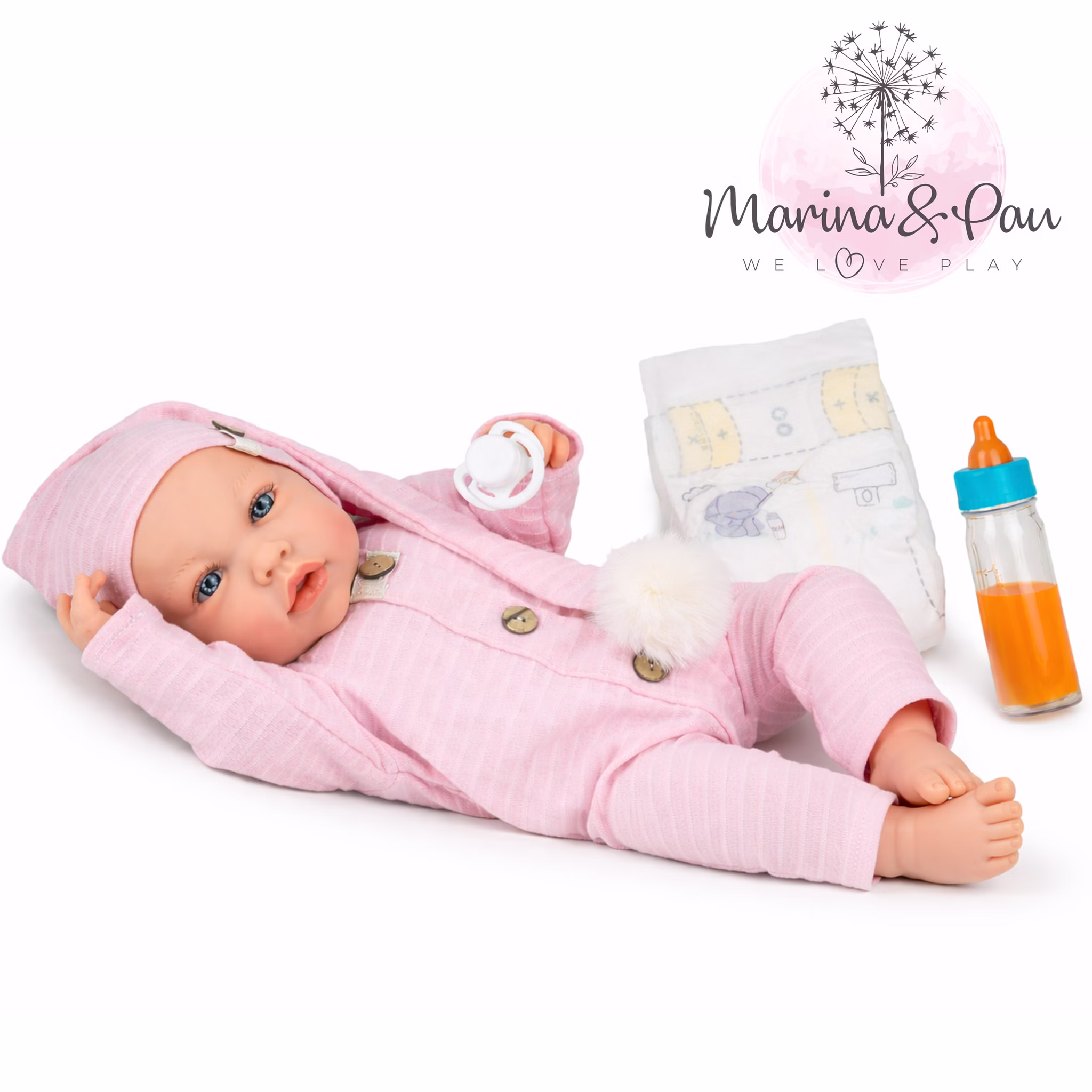Puppe Lia 45 cm mit Soft-Body mit Schnuller, Windel & Babyflasche für Kinder Spielpuppe Spielzeug Spielwaren für Kinder Geschenkidee Babypuppe Lia 45 cm mit Zubehör vor weißem Hintergrund mit Herstellerlogo Marina & Pau.