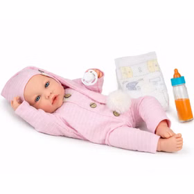 Puppe Lia im rosa Strampler mit Schnuller, Windel und Babyflasche auf weißem Hintergrund.