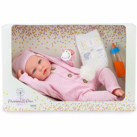 Baby Puppe Lia 45 cm in rosa Strampler liegt in Geschenkverpackung mit Schnuller, Windel und Babyflasche.