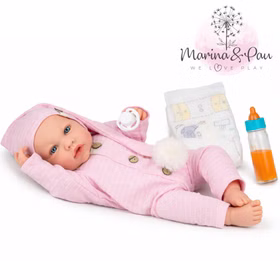 Babypuppe Lia 45 cm mit Zubehör vor weißem Hintergrund mit Herstellerlogo Marina & Pau.