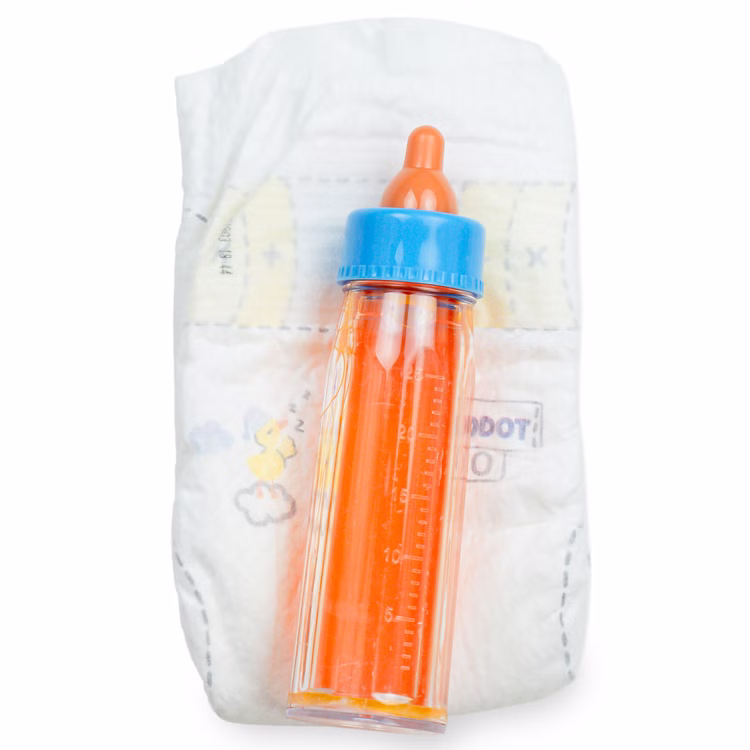 Puppe Lia 45 cm mit Soft-Body mit Schnuller, Windel & Babyflasche für Kinder Spielpuppe Spielzeug Spielwaren für Kinder Geschenkidee Zubehörset mit Babyflasche und Windel für Puppe Lia, detailreiche Darstellung vor hellem Hintergrund.