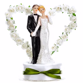 Figur Hochzeitspaar Weiß 16 cm Tortenaufsatz Tisch-Deko Party-Zubehör Party-Deko Dekoration Brautpaar Hochzeits-Deko Geschenkidee Hochzeitstorte Tortenaufsatz Hochzeitspaar in Weiß mit Herz aus Rosen, Braut im Kleid und Bräutigam im Anzug auf dekorativem Sockel mit grünem Band.