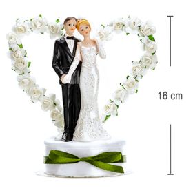 Tortenaufsatz Hochzeitspaar in Weiß mit Herz aus Rosen, Braut im Kleid und Bräutigam im Anzug auf dekorativem Sockel mit grünem Band.