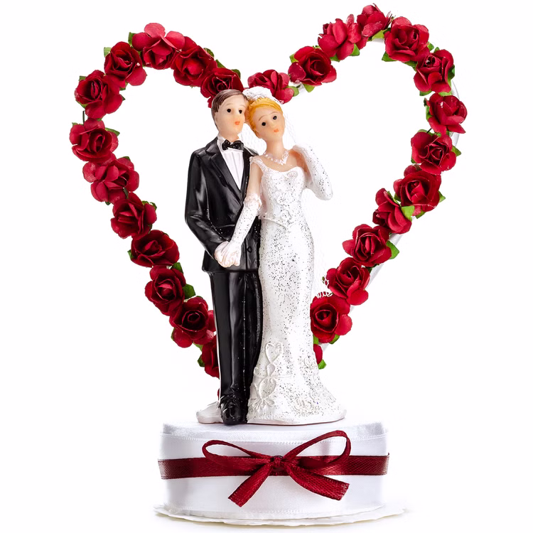 Figur Hochzeitspaar Herz Rot 16 cm Tortenaufsatz Tisch-Deko Party-Zubehör Party-Deko Dekoration Brautpaar Hochzeits-Deko Geschenkidee Hochzeitstorte Tortenaufsatz Hochzeitspaar mit rotem Rosenherz, Braut in weißem Kleid und Bräutigam im schwarzen Anzug auf Sockel mit roter Schleife.