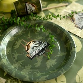 Jurassic World XXL Party-Set mit Banner, Tischdecke, Tellern, Bechern, Ballons, Servietten und Geschenktüten als Gesamtübersicht.
