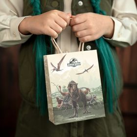 Jurassic World XXL Party-Set mit Banner, Tischdecke, Tellern, Bechern, Ballons, Servietten und Geschenktüten als Gesamtübersicht.