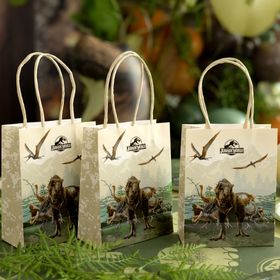 Jurassic World XXL Party-Set mit Banner, Tischdecke, Tellern, Bechern, Ballons, Servietten und Geschenktüten als Gesamtübersicht.