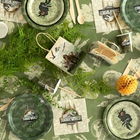 Jurassic World XXL Party-Set mit Banner, Tischdecke, Tellern, Bechern, Ballons, Servietten und Geschenktüten als Gesamtübersicht.