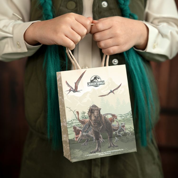 Jurassic World XXL Party-Set mit Banner, Tischdecke, Tellern, Bechern, Ballons, Servietten und Geschenktüten als Gesamtübersicht.