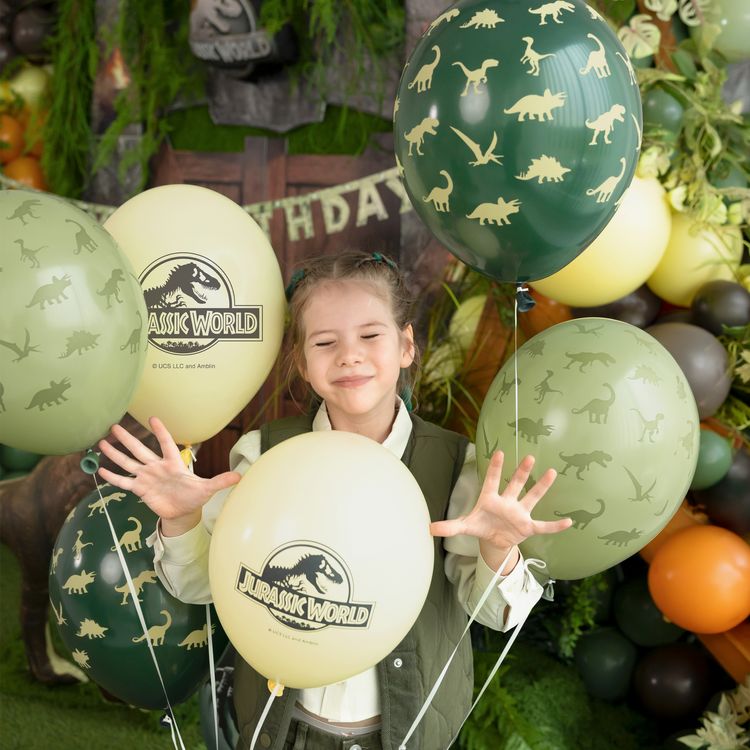 Jurassic World XXL Party-Set mit Banner, Tischdecke, Tellern, Bechern, Ballons, Servietten und Geschenktüten als Gesamtübersicht.