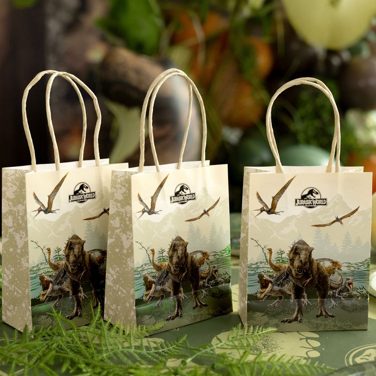 Jurassic World XXL Party-Set mit Banner, Tischdecke, Tellern, Bechern, Ballons, Servietten und Geschenktüten als Gesamtübersicht.