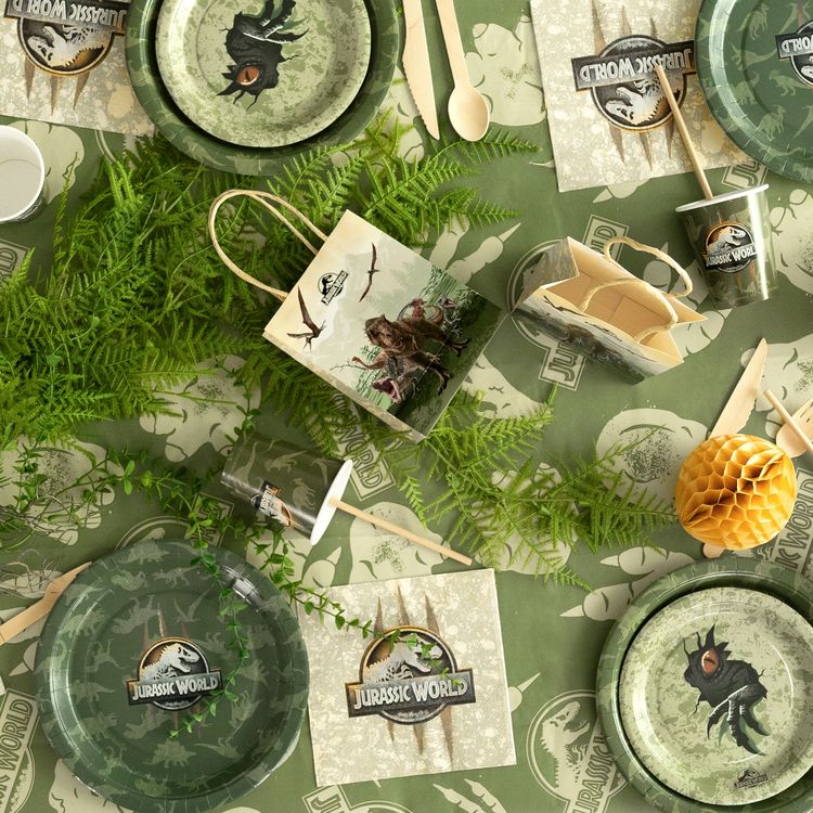 Jurassic World XXL Party-Set mit Banner, Tischdecke, Tellern, Bechern, Ballons, Servietten und Geschenktüten als Gesamtübersicht.
