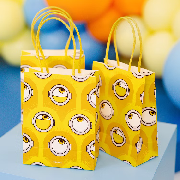 Minions Mitgebseltüten 6 Stück Partydeko Mehrere gelbe Minions Mitgebseltüten aus Papier mit Augen-Motiv und gedrehten Tragegriffen als Dekoration für Gastgeschenke.