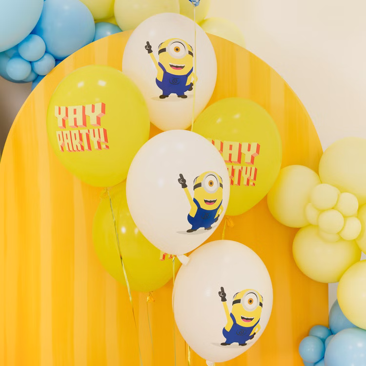 Minions Luftballons Geburtstagsdekoration Gelbe und weiße Minions Luftballons mit Figuren und Yay-Party-Motiven vor einer gelben Kulisse mit farbiger Ballondekoration.