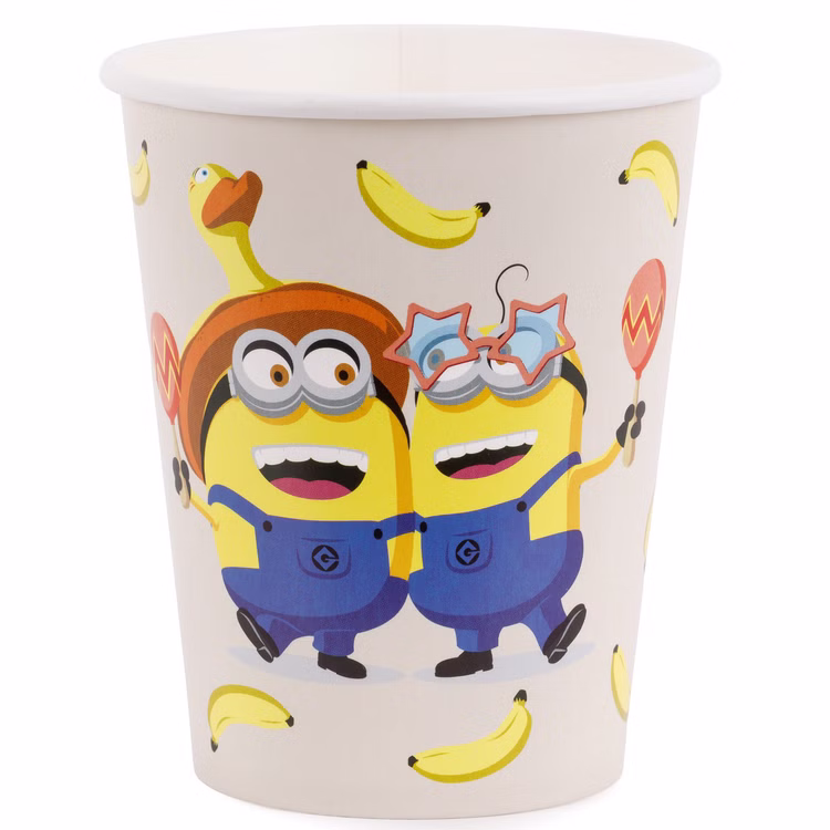 Minions Partybecher 250 ml Weißer Minions Pappbecher mit zwei feiernden Figuren, Bananen-Motiven und einem Fassungsvermögen von etwa 250 ml.