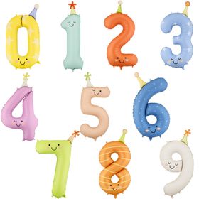 Gelber Folienballon in Form der Zahl 0 mit Sternenmuster, Gesicht und Partyhut vor hellem Hintergrund.