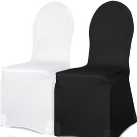 Vorderansicht: Schwarze Stuhlhusse aus mattem, elastischem Stoff, straff über einen Stuhl mit runder Rückenlehne gezogen, elegante und faltenarme Passform.