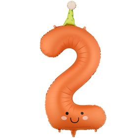 Farbenfrohe Geburtstagsdekoration mit schwebenden Zahlenballons von 0 bis 9 in Pastellfarben, ergänzt durch Luftballons und Papierdekoration auf einem festlich dekorierten Boden.