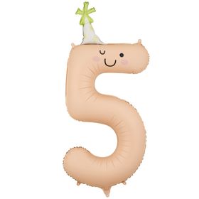 Farbenfrohe Geburtstagsdekoration mit schwebenden Zahlenballons von 0 bis 9 in Pastellfarben, ergänzt durch Luftballons und Papierdekoration auf einem festlich dekorierten Boden.