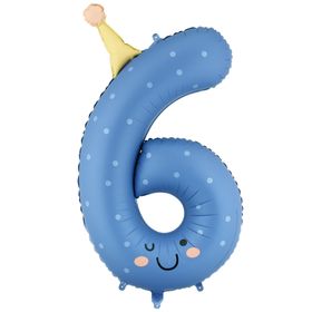 Farbenfrohe Geburtstagsdekoration mit schwebenden Zahlenballons von 0 bis 9 in Pastellfarben, ergänzt durch Luftballons und Papierdekoration auf einem festlich dekorierten Boden.