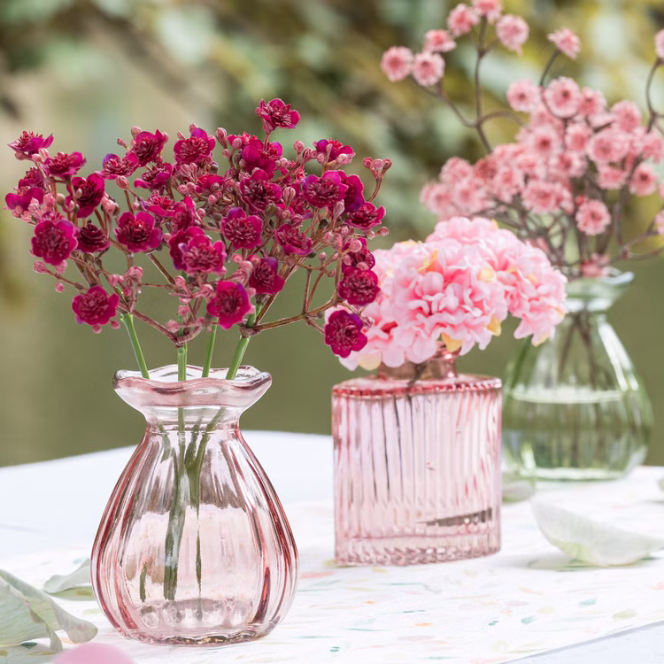 Mini Glasvase Corolle 7 x 9 cm kleine Blumenvase Tisch-Deko Hochzeit Geburtstag Sommerfest Gartenparty Vase klein Deko-Zubehör gedeckter Tisch Mini Glasvase Corolle 7 x 9 cm rosa mit Blumenarrangement, kleine Glasvase für Tisch-Deko.